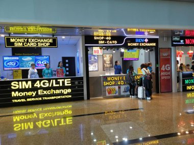Nha Trang, Vietnam. 11 Aralık 2019: Nha Trang Havaalanı girişinde Sim Chip satan çeşitli iletişim ağları. 