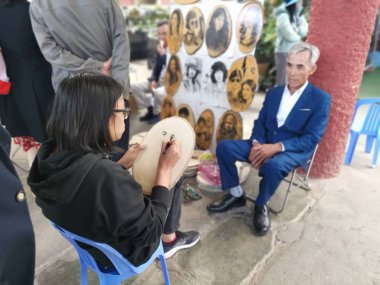 Dalat, Vietnam. 12 Aralık 2019: Eski Tren İstasyonu 'ndaki eski müze tren yolu boyunca hediyelik eşya, çizim ve hediye satan tezgah.