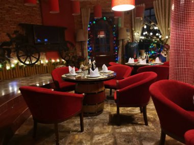 Da Lat, Vietnam. 13 Aralık 2019:: Han Ruou Vang restoranındaki ünlü şarap imalathanesinin iç mobilyalarının Viktorya dönemi manzarası. 
