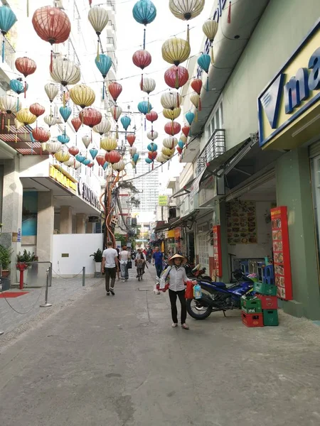 Nha Trang ベトナム 2019年12月11日 Nha Trang市での貿易業者と電気ケーブル電柱の街路の静かな風景 — ストック写真