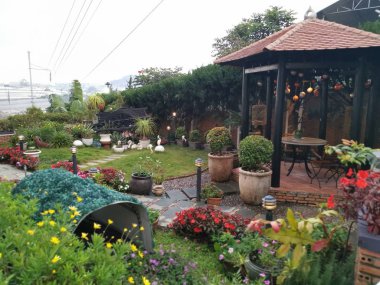 Da Lat, Vietnam. 13 Aralık 2019: Bahçeye ve Villa 'nın iç kafe ve F-home Da-Lat' taki kahve restoranına bakın..