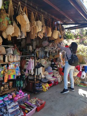 Dalat, Vietnam. 13 Aralık 2019: Dalat Clay Heykel Tüneli 'nde bulunan kadın başlığı veya şapkası satan tezgahlardan biri. .