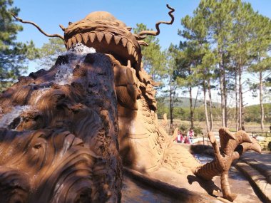 Dalat, Vietnam. 13 Aralık 2019: Dalat Clay Heykel Tüneli 'nde kilden yapılmış ejderhanın pençelerine bakın .