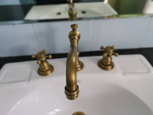 Antique Victorian Brass Basin Tap — 스톡 사진