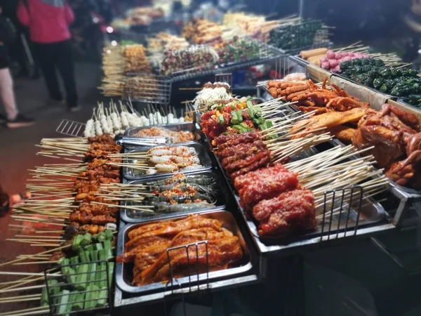 Nacht Straßenhändler Verkauft Vielfalt Grill Lebensmittel — Stockfoto