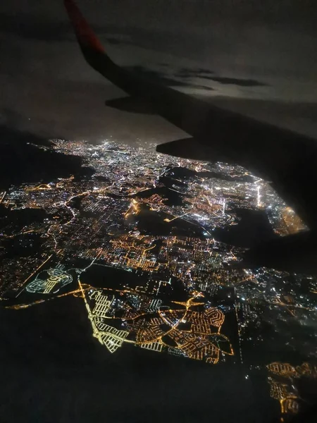 Neerkijkend Het Land Vanaf Het Vliegtuig Nachts — Stockfoto