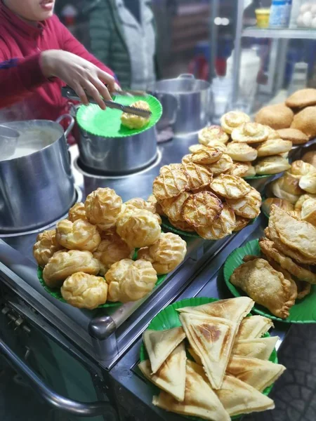 通りの行商人焼き菓子の様々な販売 — ストック写真