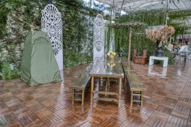 Dalat, Vietnam. 13 Aralık 2019: İç mimari tasarım manzarası ve Dalat F çiçek tarlası kafedeki güzel dış bahçe.