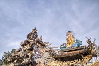 Dalat, Vietnam. 13 Aralık 2019: Linh Phuoc Pagoda 'daki cam, çömlek ve porselen parçalarından turistik etkinlik manzarası ve güzel mimari mozaik tarzı.
