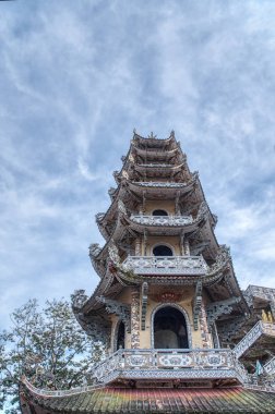 Dalat, Vietnam. 13 Aralık 2019: Linh Phuoc Pagoda 'daki cam, çömlek ve porselen parçalarından turistik etkinlik manzarası ve güzel mimari mozaik tarzı.
