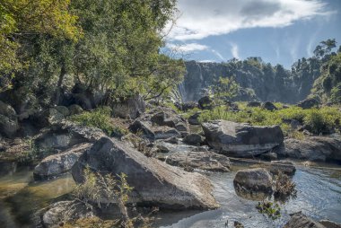 Şelaleden göle akan suyun güzel manzarası..