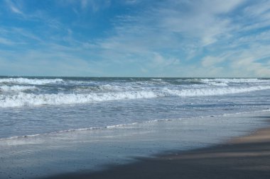 Sahildeki deniz dalgalarının güzel gündüz manzarası