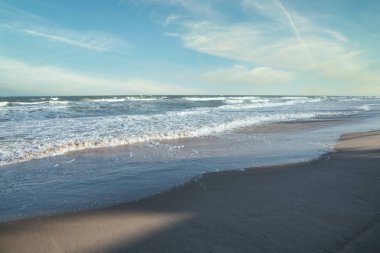 Sahildeki deniz dalgalarının güzel gündüz manzarası