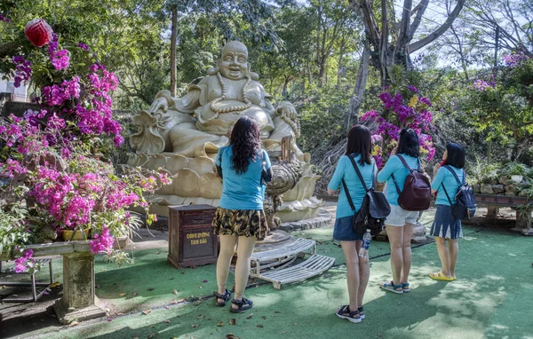 ダラット ベトナム 2019年12月13日 ダラットのポングアパークを訪れながら 笑っている僧侶像を崇拝する観光客 — ストック写真