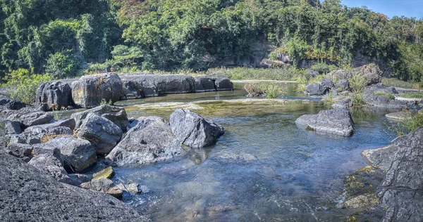 Bela Cena Água Corrente Que Flui Das Cachoeiras Para Lago — Fotografia de Stock