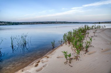 Mui Ne 'deki beyaz kum tepeleri gölünde peri baharı.
