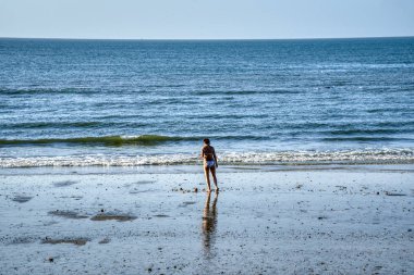 Mui Ne, 14 Aralık 2019: Phan Tiet 'teki sahil şeridi boyunca gezinen turistlerin manzarası.