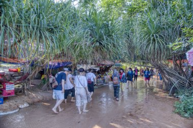 Mui Ne, Vietnam. 15 Aralık 2019: Phan Tiet 'te doğa caddesi manzarası ve turistlerin peri çamuru akıntısını gezmeleri.