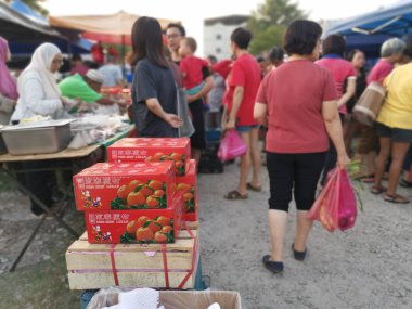 Perak, Malezya. 16 Ocak 2020: Kızıl Çin Yeni Yıl Turuncusu Kg Koh perşembe pazarında satışa sunuldu. 
