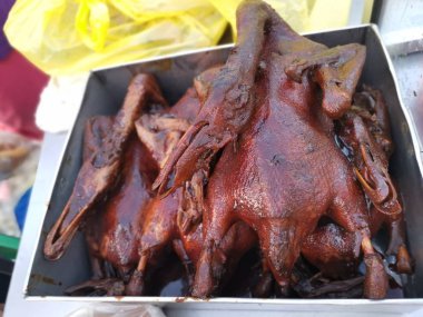 Satılık taze kızarmış ördek yığını.