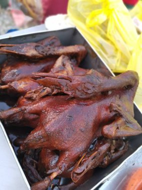 Satılık taze kızarmış ördek yığını.