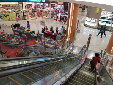 Perak, Malezya. 16 Ocak 2020: Sri Manjung Süpermarket 'te yürüyen merdiven sahnesi ve insanların alışveriş geçit törenini izlemesi. 