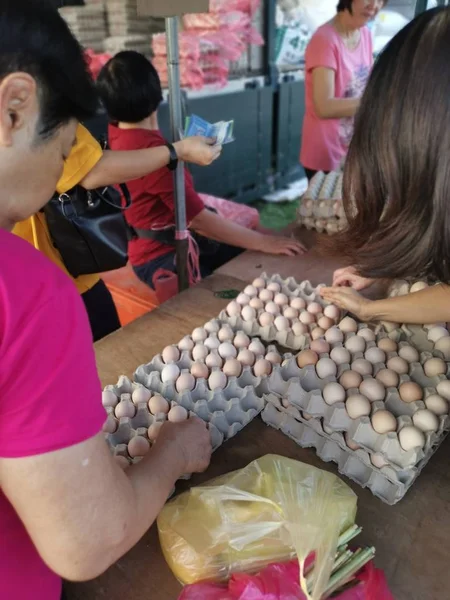 Perak Malaysia January 2020 Lady Customers Buying Fresh Chicken Eggs — Stock Photo, Image