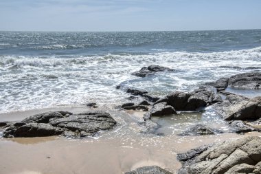 deniz kenarında kayalık plaj