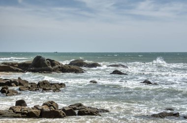 deniz kenarında kayalık plaj