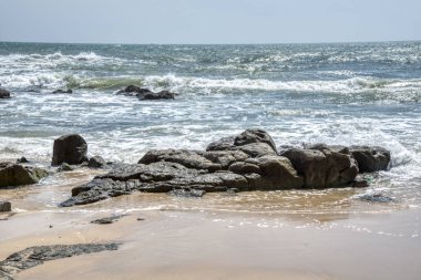 deniz kenarında kayalık plaj