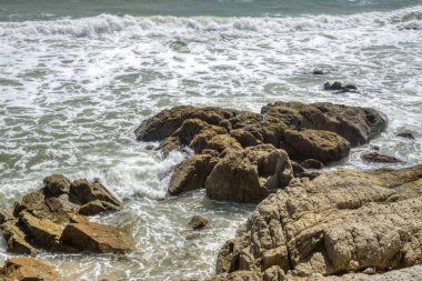 deniz kenarında kayalık plaj