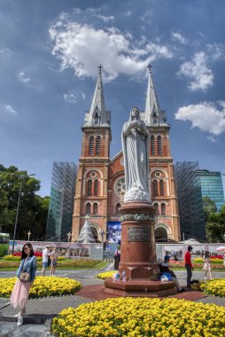 Ho Chih Minh, Vietnam. 16 Aralık 2019: Notre Dame Katedrali 'nde insanların parkı gezdiği açık hava sahnesi.