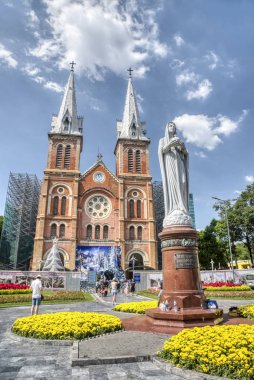 Ho Chih Minh, Vietnam. 16 Aralık 2019: Notre Dame Katedrali 'nde insanların parkı gezdiği açık hava sahnesi.
