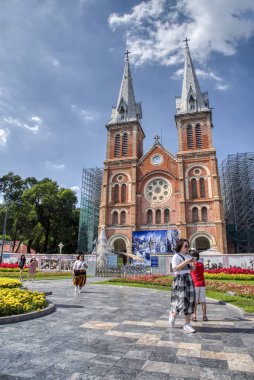 Ho Chih Minh, Vietnam. 16 Aralık 2019: Notre Dame Katedrali 'nde insanların parkı gezdiği açık hava sahnesi.