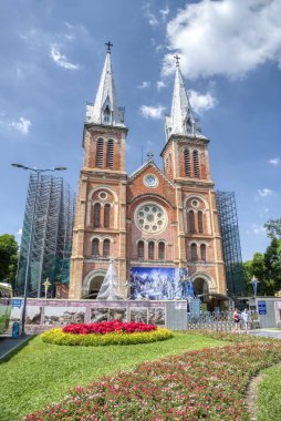 Ho Chih Minh, Vietnam. 16 Aralık 2019: Notre Dame Katedrali 'nde insanların parkı gezdiği açık hava sahnesi.