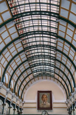 Ho Chih Minh, Vietnam. 16 Aralık 2019: Buu Dien Merkez Postane binasında güzel bir koloni simetrik iç tavan yapısı.