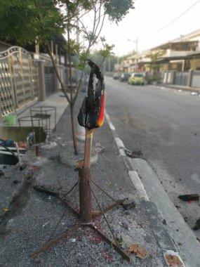 Yanmış joss çubuğu, konutun verandasının önünde.