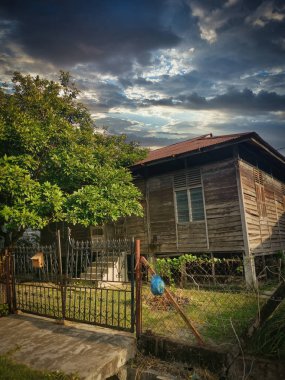 Eski ahşap Çinliler ve terk edilmiş evler