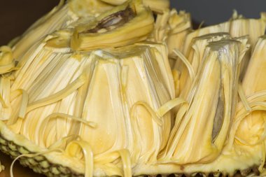 Bir Jackfruit kes ve lezzetli sarımsı soğanları ayır..