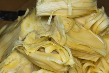 Bir Jackfruit kes ve lezzetli sarımsı soğanları ayır..