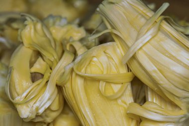 Bir Jackfruit kes ve lezzetli sarımsı soğanları ayır..