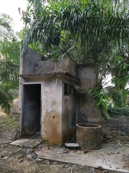 Dilapidado Aire Libre Asiático Rural Baño — Foto de Stock