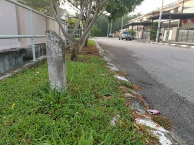 Yol kenarındaki beton kilometre tabelası ya da su boşaltım vanası bölmesi.