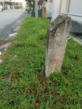 Yol kenarındaki beton kilometre tabelası ya da su boşaltım vanası bölmesi.