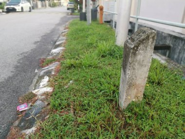 Yol kenarındaki beton kilometre tabelası ya da su boşaltım vanası bölmesi.