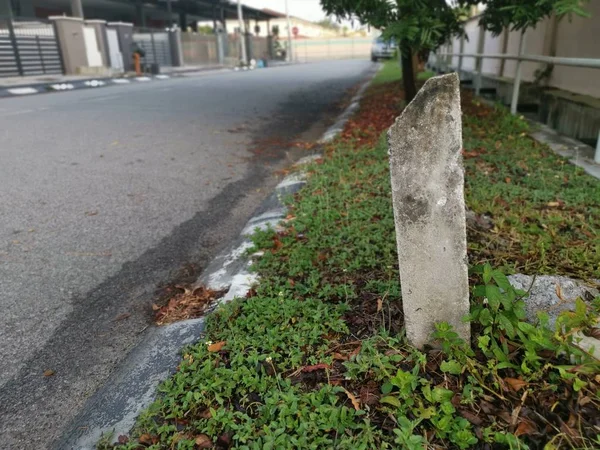 Señal Kilómetro Concreto Cámara Válvula Esclusa Agua Poste Roadside —  Fotos de Stock