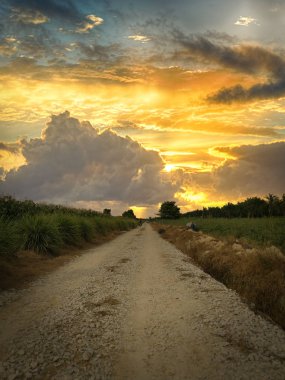 Asya kırsalında güzel manzaralı bir akşam..