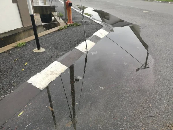 Pfütze Neben Der Straße Nach Dem Regen — Stockfoto