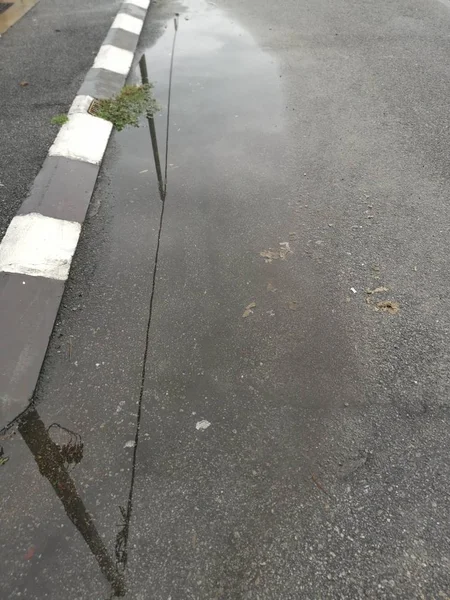 Poça Pela Rua Após Chuva — Fotografia de Stock