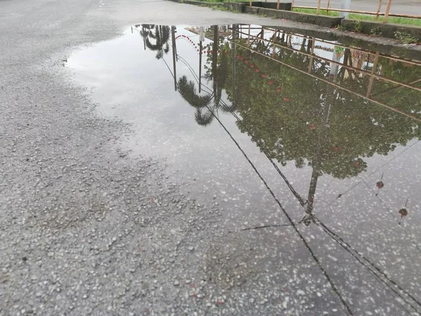 Flaque Eau Dans Rue Après Pluie — Photo